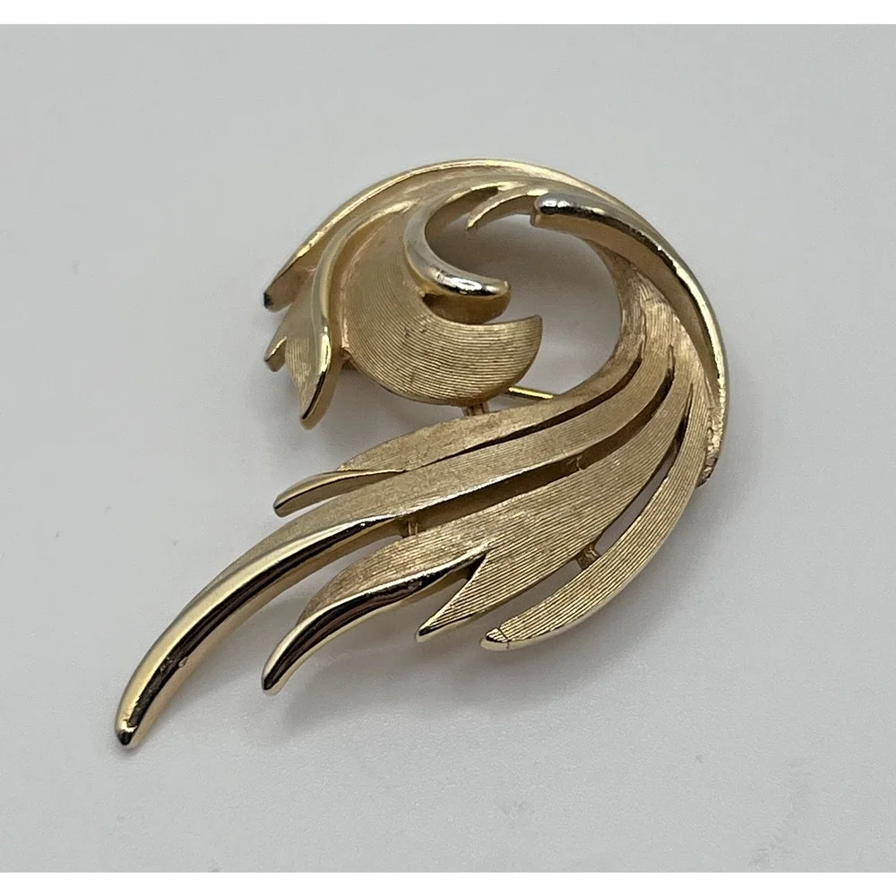 Vintage Crown Trifari Classic Textured Gold Tone Open Swirl Costume Brooch